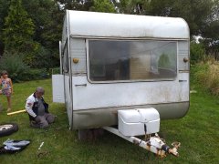 Un pneu à changer sur la caravane