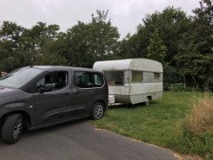 Une vieille caravane à désosser pour utiliser le plateau pour transporter la (…)
